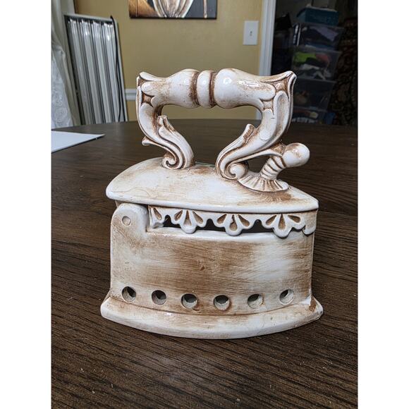 Vintage Delft Italian Ceramic Hinged Trinket Box in Hot Iron Shape Bassano Stamp - Picture 10 of 16